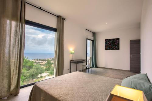 une chambre avec un lit et une grande fenêtre dans l'établissement Villa Bellagio avec vue exceptionnelle, à Monticello