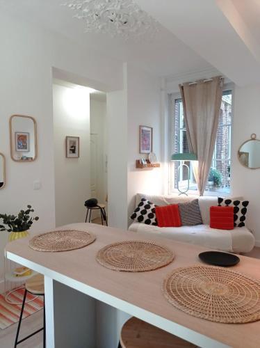 un salon avec un canapé et une table dans l'établissement Polilla - Central et cosy, à Dieppe