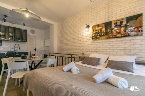 Cet appartement comprend une chambre avec deux lits et une cuisine avec une table. dans l'établissement MBA - Cavalloti Splendide Appartement, à Paris