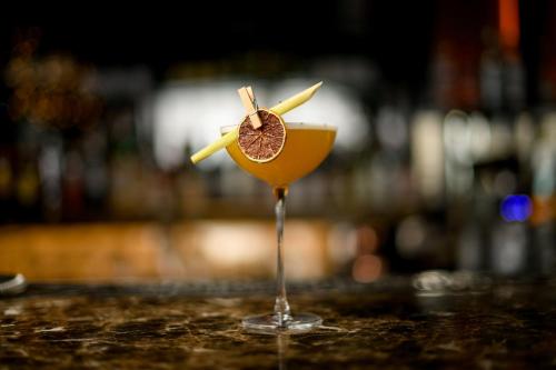 a cocktail with a slice of grapefruit in a glass at InterContinental Seattle Bellevue, by IHG in Bellevue