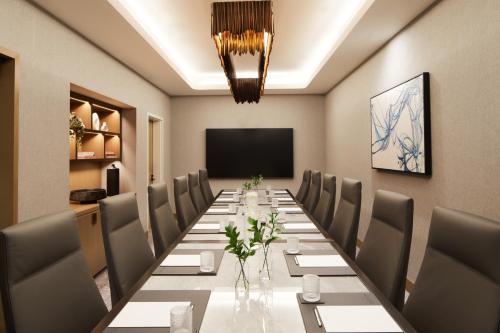 a conference room with a long table and chairs at InterContinental Seattle Bellevue, by IHG in Bellevue