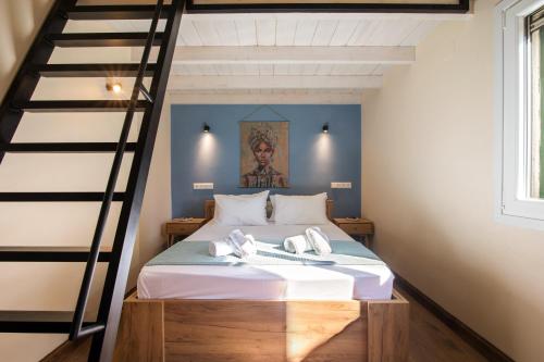 une chambre avec un lit superposé avec une échelle dans l'établissement Campiello Urban Nest by Corfuescapes, à Corfu