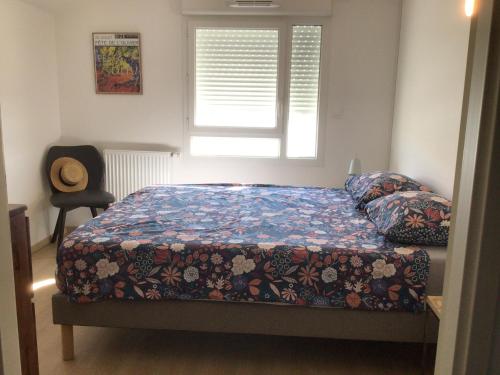 une chambre avec un lit avec une couette dessus dans l'établissement Appartement nieuw en ruim, à Marseillan