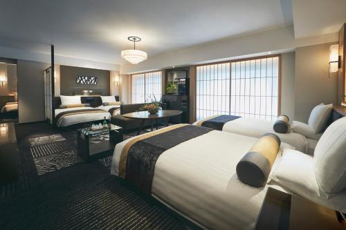 une chambre d'hôtel avec deux lits et un salon dans l'établissement Hotel New Otani Osaka, à Osaka