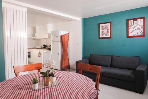 un salon avec une table et un canapé dans l'établissement Superbe T2 avec Terrasse face au parc des fontaines, à Toulouse