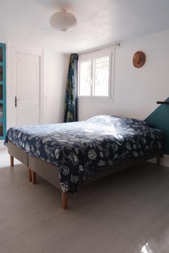 - une chambre avec un lit doté d'une couverture bleue dans l'établissement Superbe T2 avec Terrasse face au parc des fontaines, à Toulouse