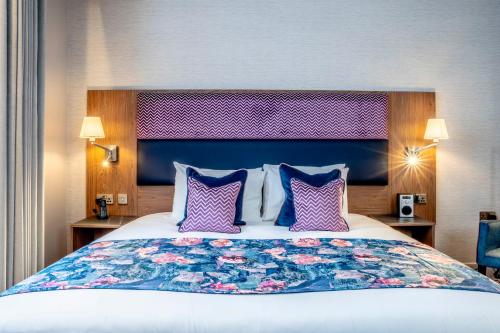 Una cama o camas en una habitación de Star Hotel Kingussie