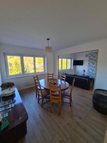 un salon avec une table, des chaises et un canapé dans l'établissement Lumineux appartement F4, à Trois-Fontaines