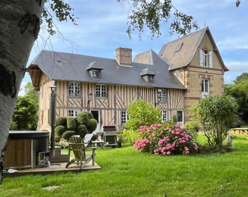a large house with a gambrel roof at Gîtes et Spa en Normandie in Sainte-Marguerite-de-Viette
