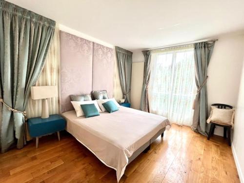 une chambre avec un lit et une grande fenêtre dans l'établissement Luxurious 2 bedrooms-View Seine River-Paris Center, à Paris