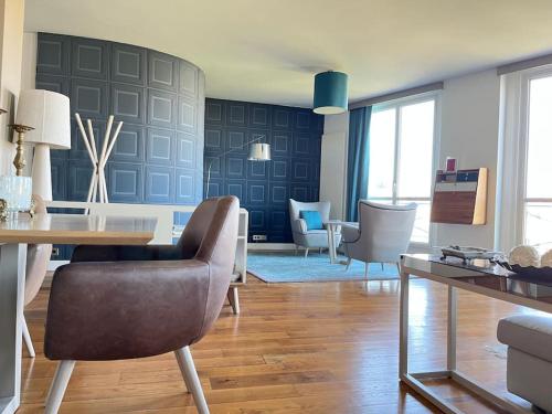 - un salon avec une table à manger et des chaises dans l'établissement Luxurious 2 bedrooms-View Seine River-Paris Center, à Paris