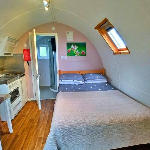 Postel nebo postele na pokoji v ubytování Finest Retreats - Honeysuckle Glamping Pod