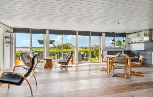 Una cocina y un comedor con mesa y sillas. en Beautiful Home In Grevinge With Kitchen, en Grevinge