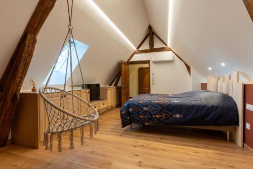 une chambre avec un lit et une chaise dans l'établissement Le Château de Manon, à Touligny