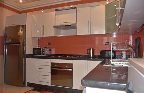 Kuchyň nebo kuchyňský kout v ubytování Abraj Dubai 3 bedroom luxury apartment