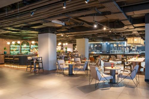 Restaurant ou autre lieu de restauration dans l'établissement INNSiDE by Meliá Madrid Valdebebas