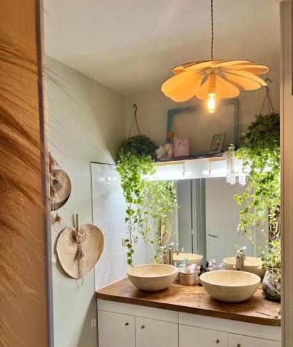 une salle de bain avec deux lavabos et un miroir dans l'établissement Casa Maôme, Charmant Gîte 8 personnes à Courseulles sur mer, à Courseulles-sur-Mer