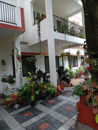 a courtyard with plants and motorcycles in a building at Gerards Home stay Fortkochi in Cochin