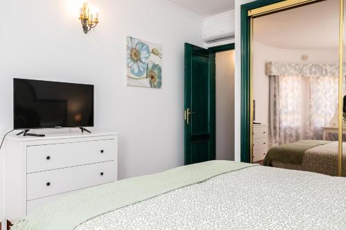 Телевизор и/или развлекательный центр в Parque dos Reis Apartment 2