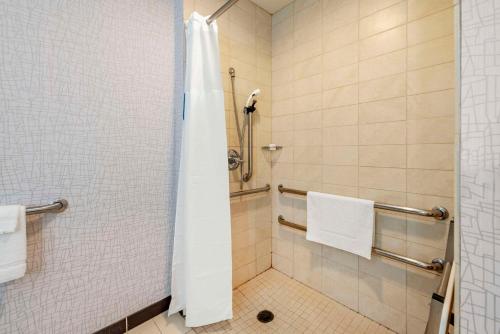 Bilik mandi di Cambria Hotel Minneapolis Maple Grove