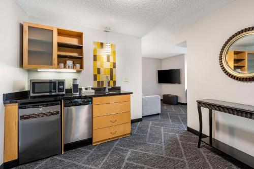 Dapur atau dapur kecil di Cambria Hotel Minneapolis Maple Grove