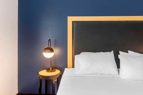 Katil atau katil-katil dalam bilik di Cambria Hotel Minneapolis Maple Grove