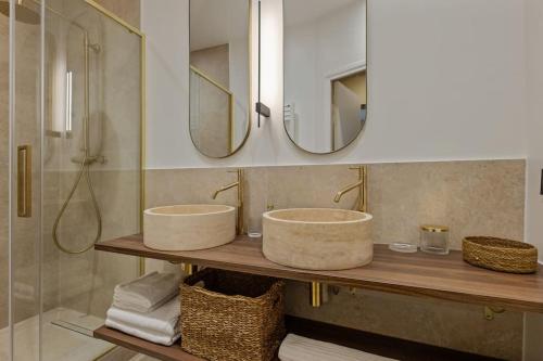 une salle de bain avec deux lavabos et une douche dans l'établissement Exceptionnel face Palais Cannes, à Cannes