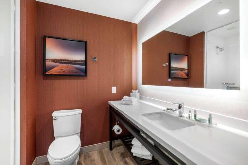 Ένα μπάνιο στο Cambria Hotel Omaha Downtown