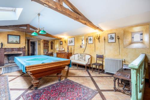 un salon avec une table de billard dans l'établissement Chambres d'hôte Domaine Roblinière, à Landevieille