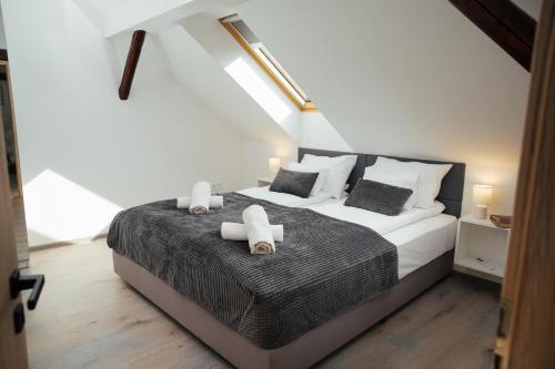 Giường trong phòng chung tại H30 Apartman Classic