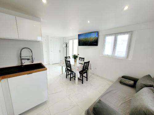 Dapur atau dapur kecil di Logement indépendant "Les Coquelicots", terrasse proche des plages et Montpellier
