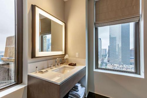 Koupelna v ubytování Cambria Hotel Houston Downtown Convention Center