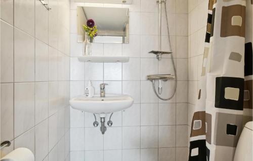 Salle de bains dans l'établissement Cozy Apartment In Allinge