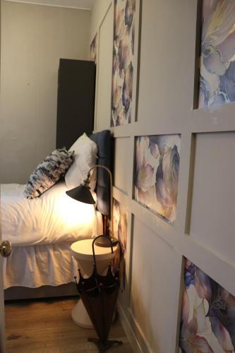 Rooms on The Promにあるベッド