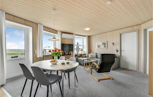 TV a/nebo společenská místnost v ubytování Two-Bedroom Apartment In Hvide Sande