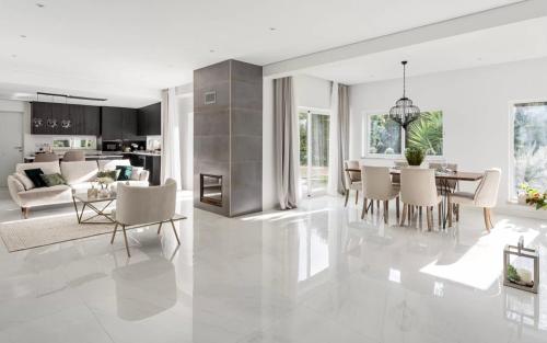 a white living room with a dining room and a kitchen at Santo Villa in Santo Estêvão