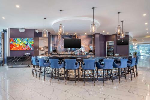 Гостиная зона в Cambria Hotel Waco University Riverfront
