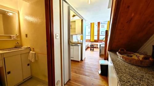 塞斯特雷Hostdomus - Guglielmo Loft的带水槽和台面的厨房