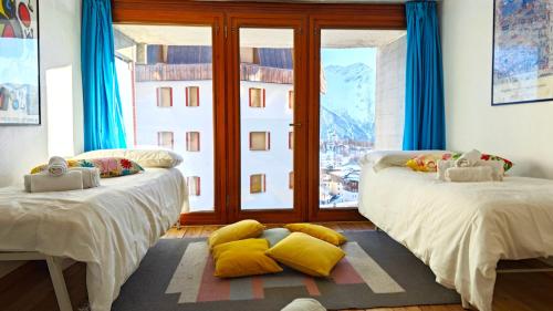 塞斯特雷Hostdomus - Guglielmo Loft的一间带两张床的卧室和一扇山景窗户。