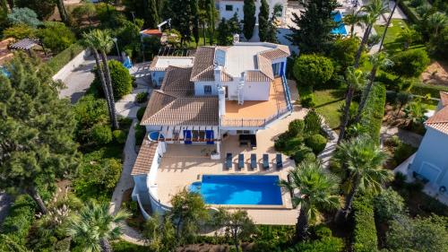 Villa w Pool, Garden, Sea View & Fiber Internet