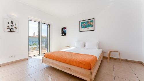 Villa w Pool, Garden, Sea View & Fiber Internet