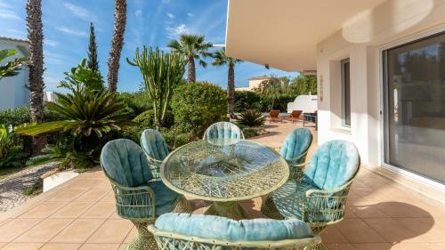 Villa w Pool, Garden, Sea View & Fiber Internet