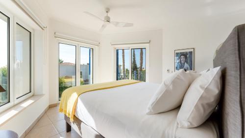 Villa w Pool, Garden, Sea View & Fiber Internet