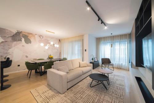 Optima Deluxe - Spacious 2BR - Private Garage