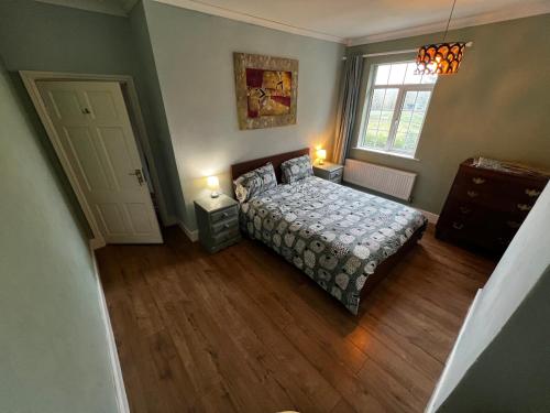 ein Schlafzimmer mit einem Bett und einem Fenster in der Unterkunft Wellbet Farm in Lincoln