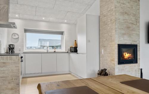 Una cocina o zona de cocina en Cozy Home In Haderslev With Wifi