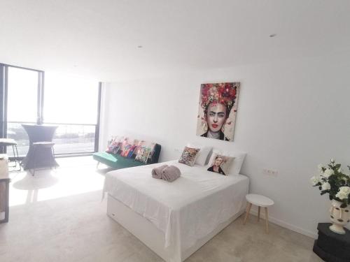 En eller flere senge i et værelse på La Perla del Mar