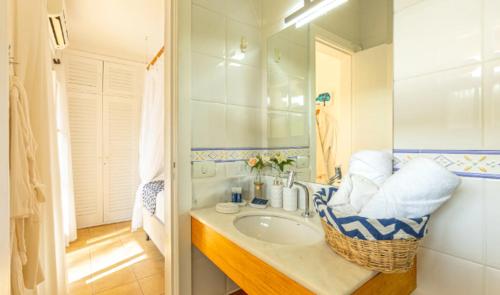 a bathroom with a sink and a mirror at Canto das Laranjeiras MOA in Guarujá