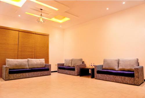 a waiting room with two chairs and a table at Lindy Stays Talpe in Pitiduwa