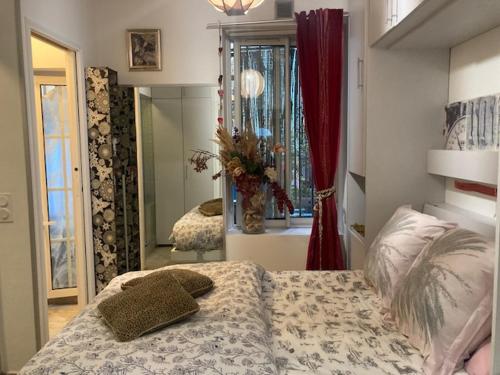 une chambre avec un lit et un miroir dans l'établissement Un jardin en Ville, à Nice